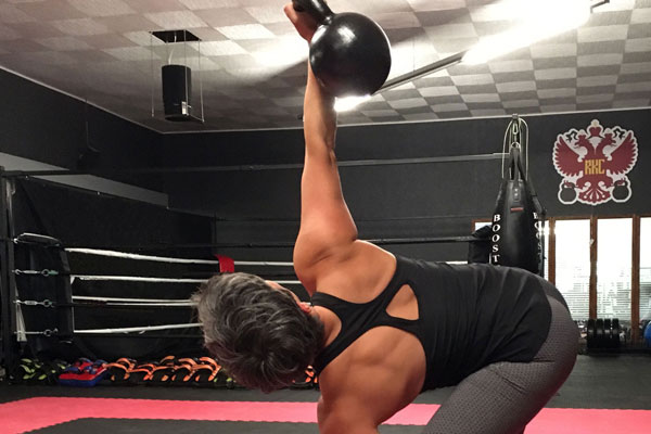 Martina mit Kettlebell bei einer Grundübung