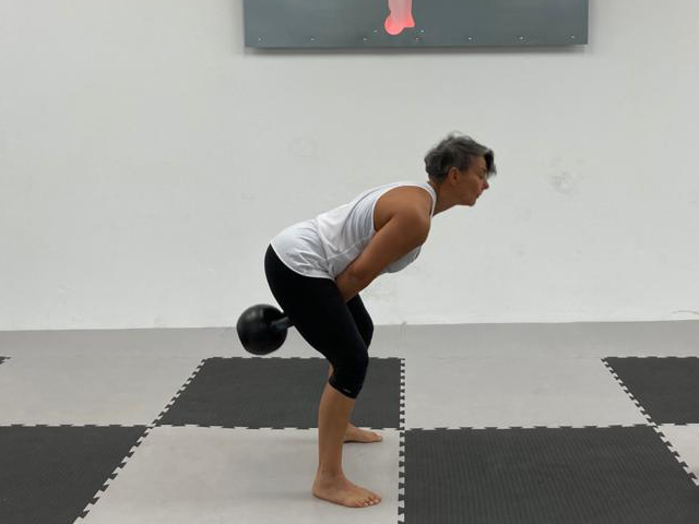 Martina schwingt die Kettlebell
