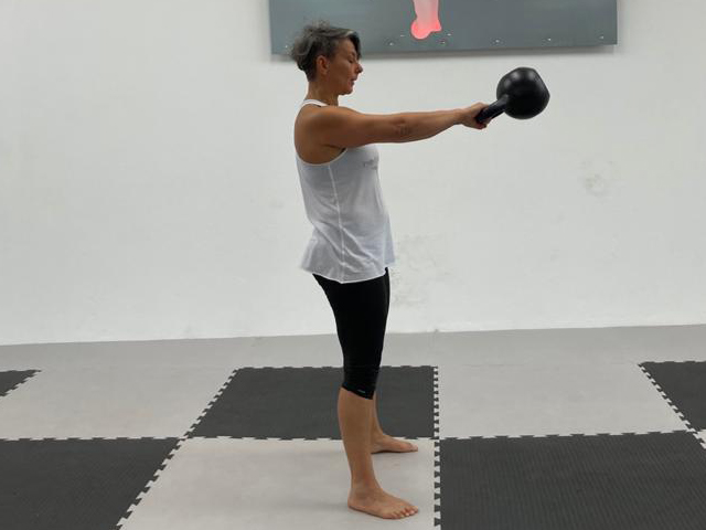 Martina beim Kettlebell Swing